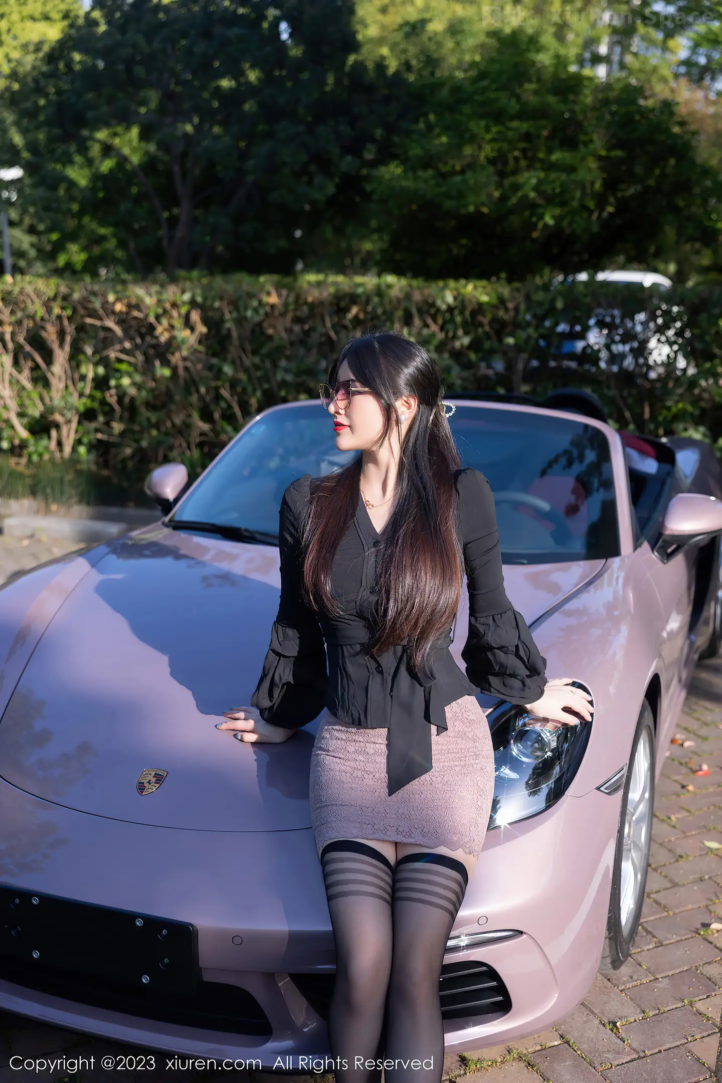 图片[2]-[XiuRen秀人网]2023.05.05 NO.6676 诗诗kiki 黑色紧身小礼服与粉色短裙加黑丝美腿性感私房写真集-秀人网官方网站